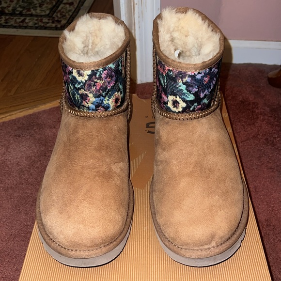 COPY - UGG Mini Floral Grunge Boots - Picture 2 of 8
